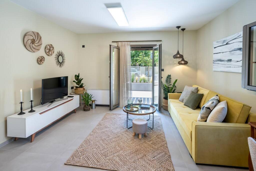 Mi Casa Su Casa *